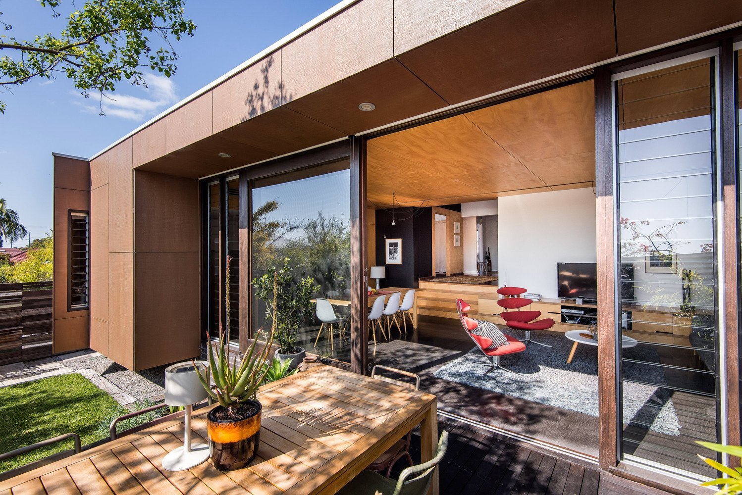 Gresley Monk Residence from Perth Balances Large Openings and Privacy Gresley Monk Residence - Gresley Abas Architects + Justine Monk Design - Australia - Exterior - Humble Homes